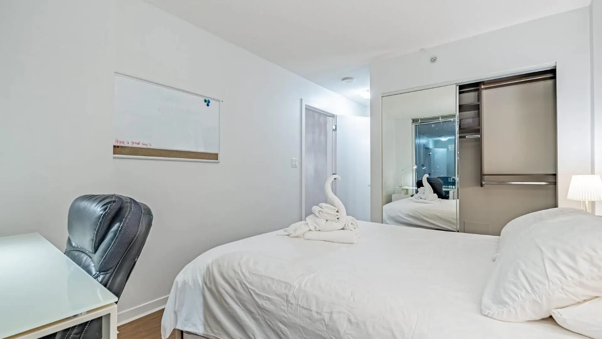 Downtown Condo With Great City Views 밴쿠버 캐나다