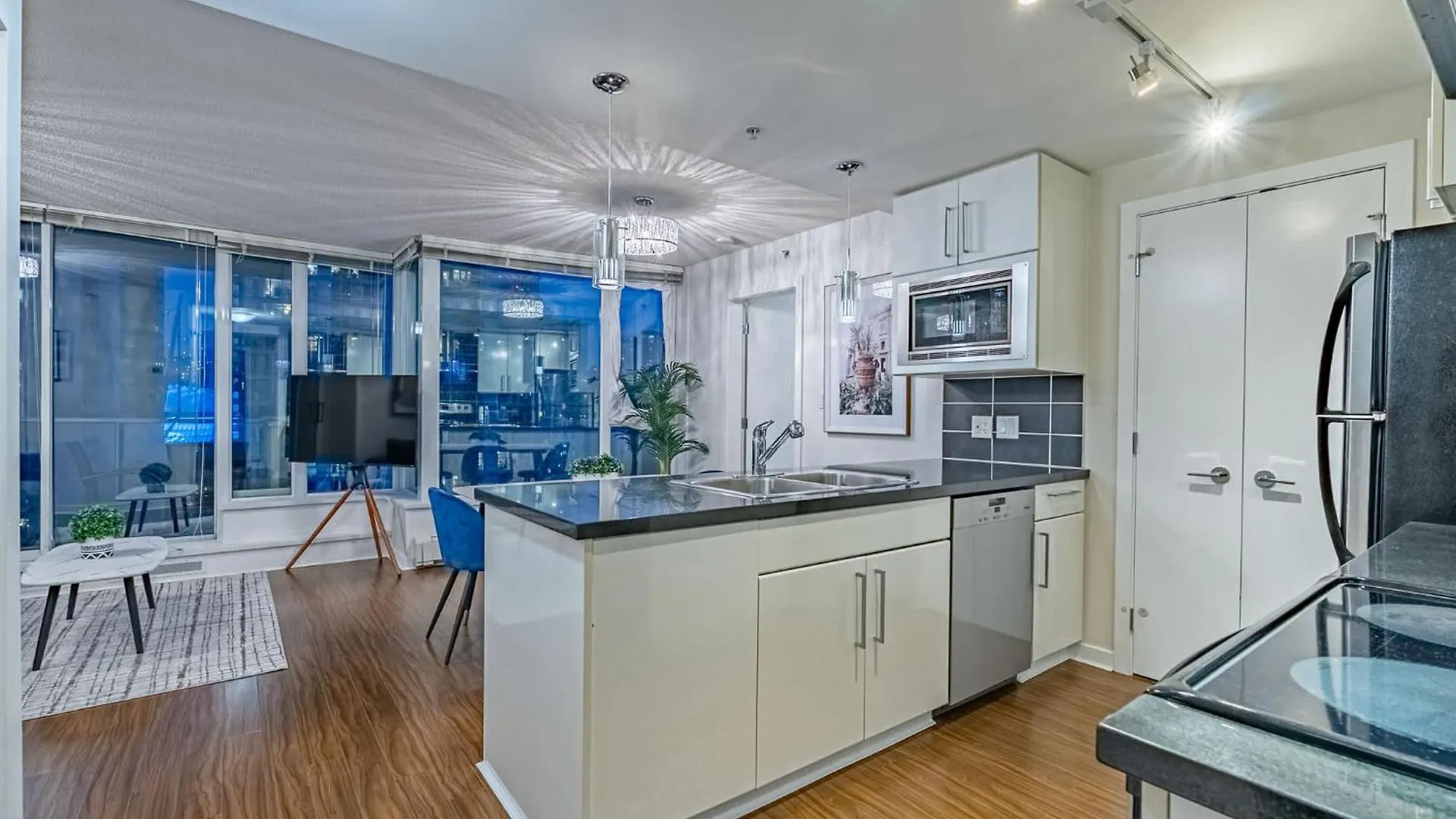 Downtown Condo With Great City Views 밴쿠버 0*,  캐나다